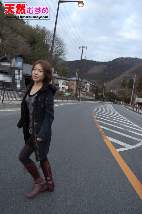 Brunøjede asiatiske babe Shina viser sine små bryster frem og onanerer