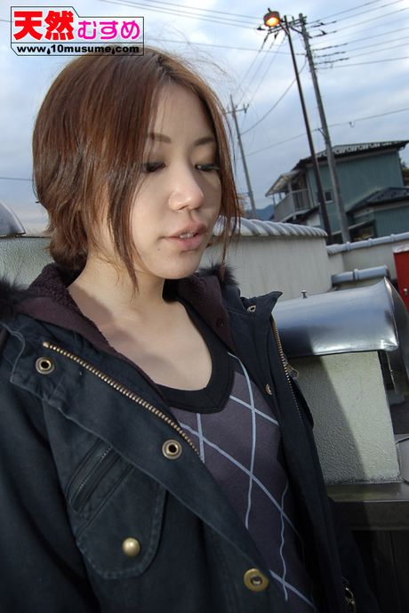 Brunøjede asiatiske babe Shina viser sine små bryster frem og onanerer