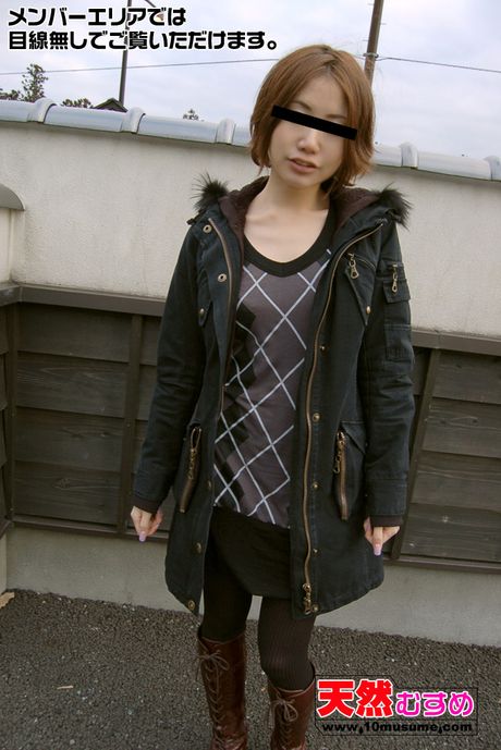 Brunøjede asiatiske babe Shina viser sine små bryster frem og onanerer