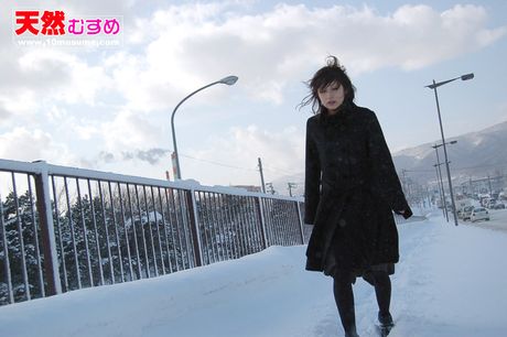 亞洲女孩 Makoto 展示她性感的臀部並在口交後被內射