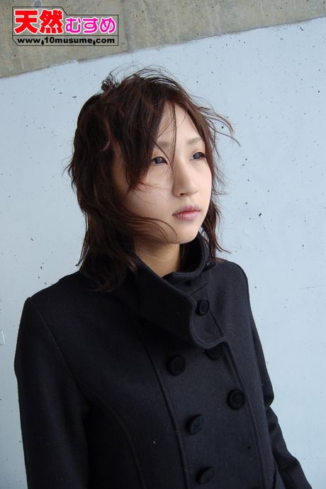 亞洲女孩 Makoto 展示她性感的臀部並在口交後被內射