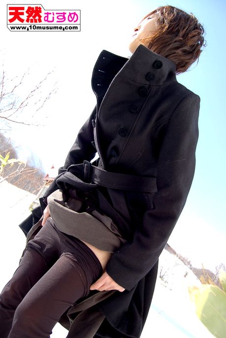 亞洲女孩 Makoto 展示她性感的臀部並在口交後被內射