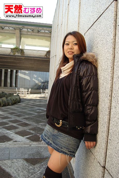 Asiatisk amatør Ako viser sine fantastiske bryster og leger med sin kut i en solo