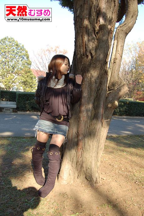 Asiatisk amatør Ako viser sine fantastiske bryster og leger med sin kut i en solo