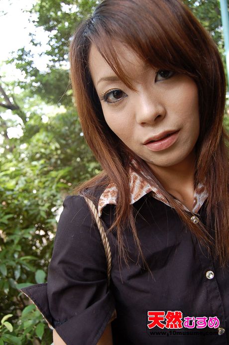 Erika 是一位性感的亞洲寶貝，喜歡炫耀自己的身體