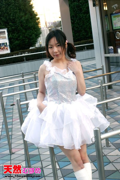 Asiatisk babe Ako får sin fisse creampied under en hardcore fuck