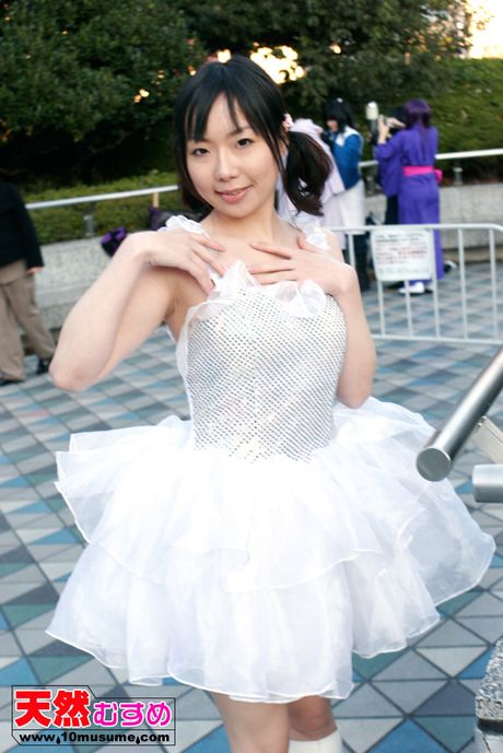 Asiatisk babe Ako får sin fisse creampied under en hardcore fuck