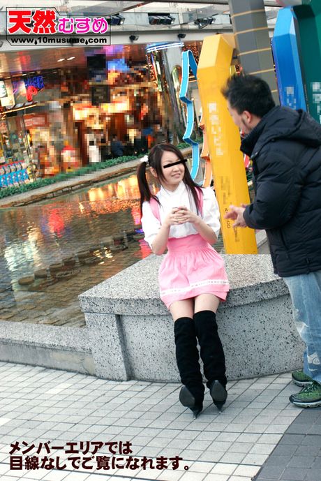 身穿 cosplay 襪子的亞洲美女 Mirai 被一名性慾旺盛的男子內射