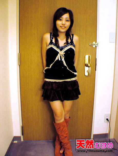 亞洲女孩 Minami 在 POV 口交和中出之前脫光衣服