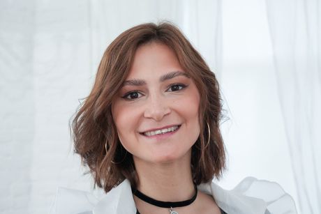 色白のプリンセス・リリが輪姦でダブルファックされ顔射される