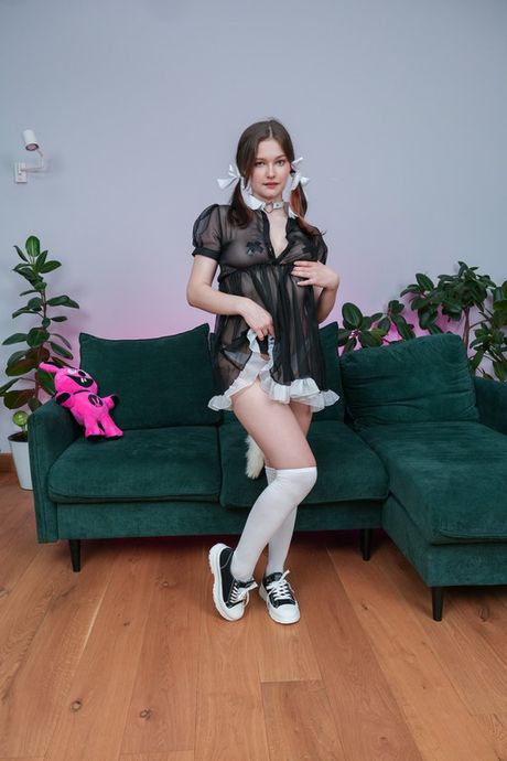 E: Mørkhåret russisk skønhed Yanik bliver dobbeltkneppet af sorte mænd i hvide strømper