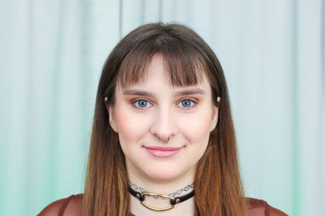 苗條的俄羅斯封面女郎 Jane White 穿著漁網緊身衣被雙重操