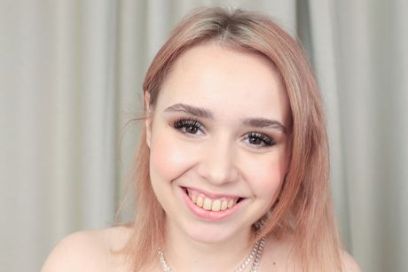 巨乳のロシアのティーンアナステイサチェリーは、猫を舐めて深いアナルファックを取得します