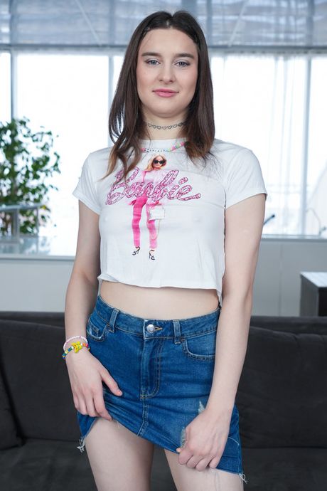 小柄なベイビー、エヴァ・テンダーとジェーン・ホワイトが輪姦でダブルファックされる