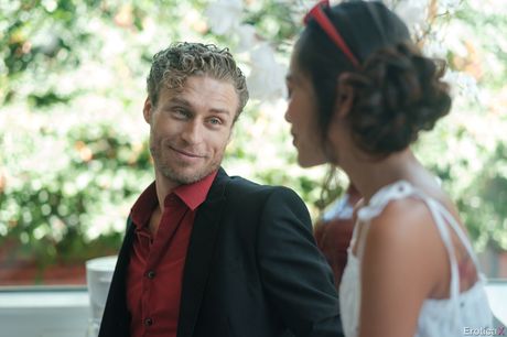 Asiatisk pige Vina Sky får en fisse slikning og en pik ridetur på sofaen