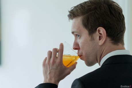 Brunette australsk mor Angela White får en creampie efter sex i en seng