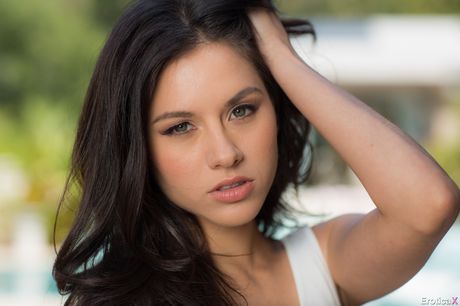 性感的美國黑髮色情明星 Shyla Jennings 穿著性感短裙，露出小巧的乳房和性感的臀部