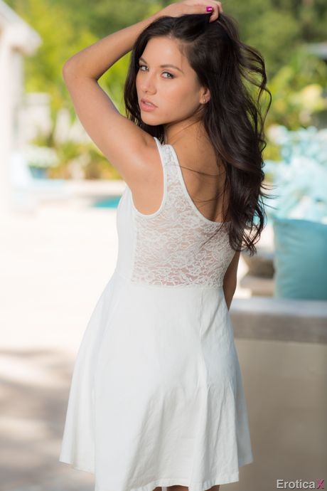 性感的美國黑髮色情明星 Shyla Jennings 穿著性感短裙，露出小巧的乳房和性感的臀部