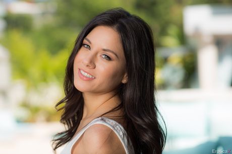 性感的美國黑髮色情明星 Shyla Jennings 穿著性感短裙，露出小巧的乳房和性感的臀部