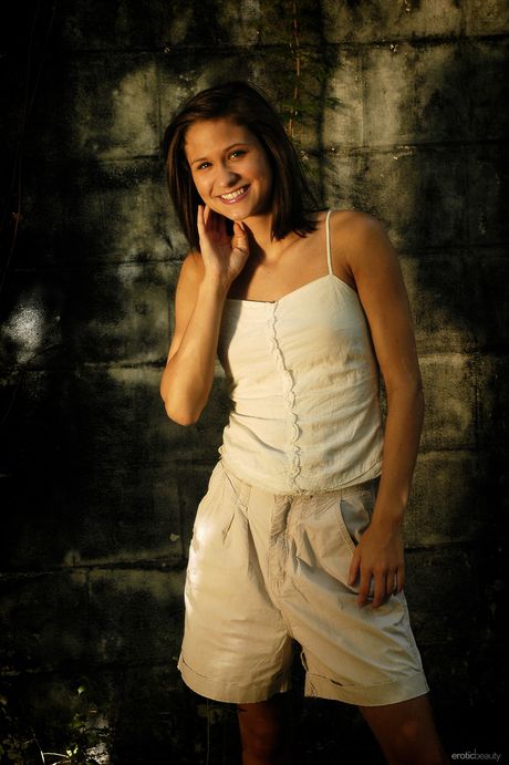 Øm teenager Elela med pæne brystvorter og fyldige læber poserer nøgen på gulvet