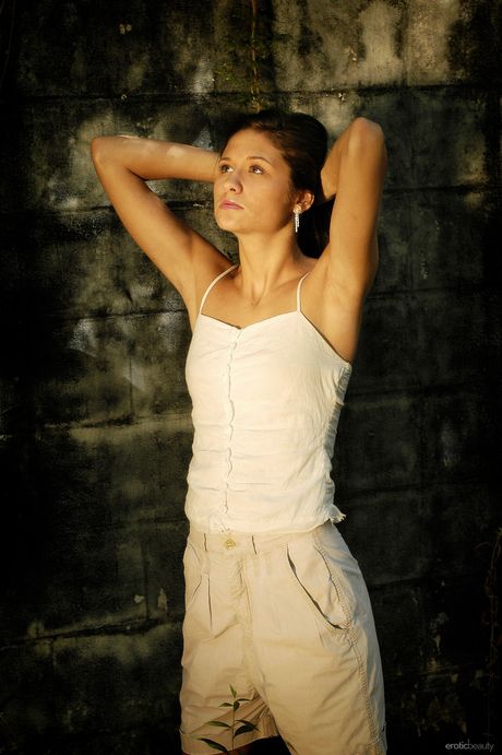 Øm teenager Elela med pæne brystvorter og fyldige læber poserer nøgen på gulvet