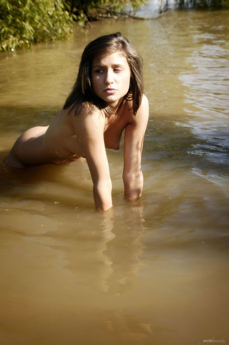 Dejlig pige Elela bliver helt nøgen på et tæppe i en mark