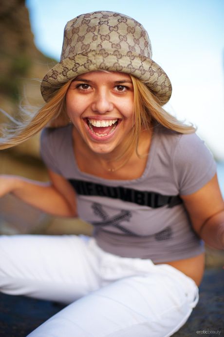 Glamourøse teenager Gema poserer nøgen udendørs og viser sin smukke krop frem