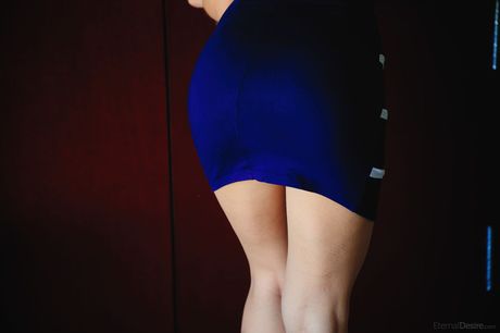 年輕女孩艾琳娜獨自以自信的方式脫下衣服