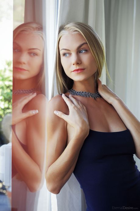 スレンダーなティーンナンシーAがキャスティングコールで裸になり、オマンコを弄る