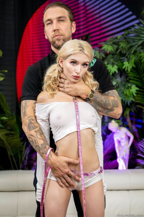 Blonde teenager Emma Rosie bliver kneppet i røven af Bryan Gozzling