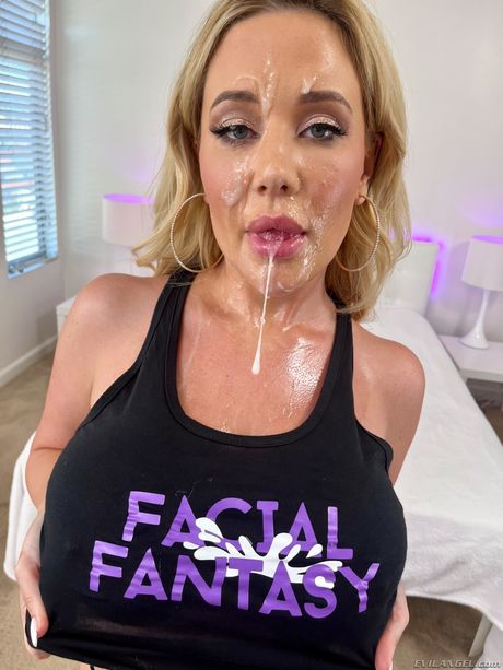 豐滿的金髮女郎 Savannah Bond 以 POV 視角進行口交並被顏射