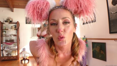 金髮女同志 Aiden Starr 和 Sheena Shaw 互相玩弄對方的屁眼