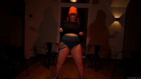 Rødhåret MILF Proxy Paige bliver kneppet af en gruppe sorte mænd