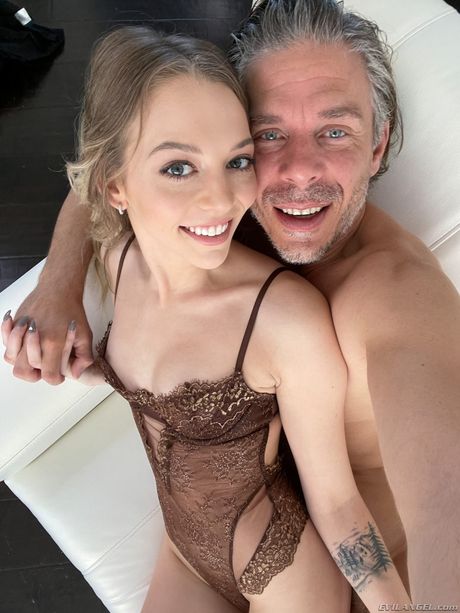 金髮美女莉莉·拉里瑪在 POV 鏡頭中被大屌幹