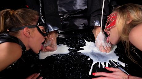 嬌小的色情明星 Eveline Dellai 和 Angel Emily 被猛男鑽洞