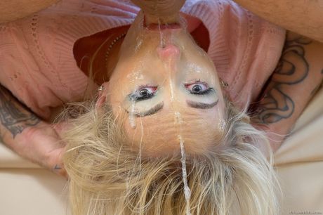 金髮小妞 Sky Pierce 被身穿白色洋裝的 Bryan Gozzling 幹翻