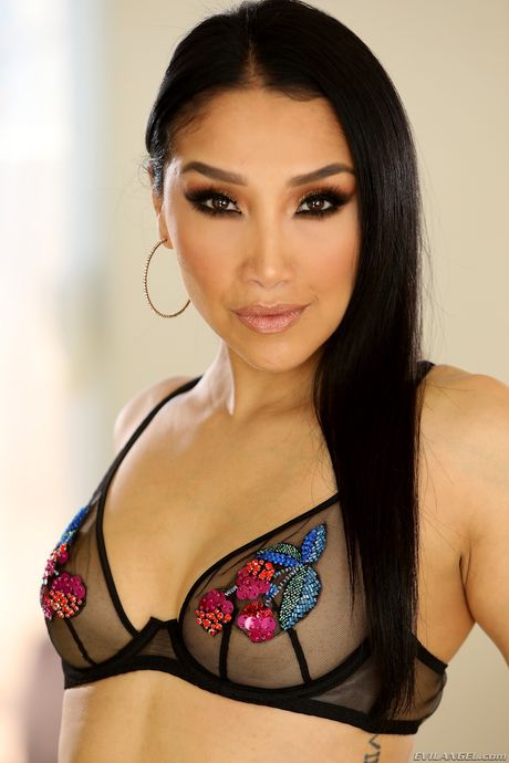 Latina-pornostjerne Vicki Chase viser sin sexede røv i sort lingeri