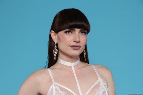 黑髮娜塔莉馬爾斯 (Natalie Mars) 凸顯她火辣的臀部，並受到深度肛門衝擊