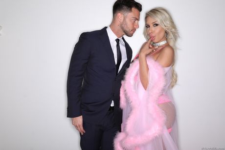 ラテン系ポルノスターのカルメン・カリエンテは乗る前にチンポをしゃぶる