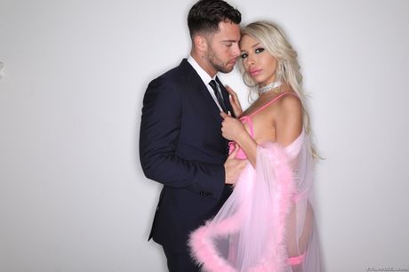 ラテン系ポルノスターのカルメン・カリエンテは乗る前にチンポをしゃぶる