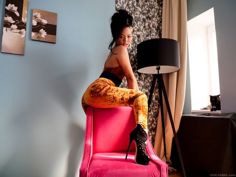 Asiatisk pige Jureka Del Mar har en gabende anus efter sex med en stor pik