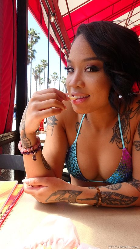 Honey Gold gets her pussy licked and dicked by Jessy Jones