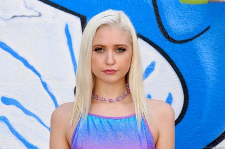 金髮女孩 Chloe Cherry 秀出她豐滿的屁股和粉嫩的陰部