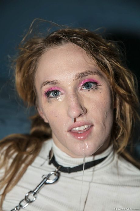 戴著項圈的少女維多利亞·格雷森展示了她天然的乳房和光禿禿的陰部