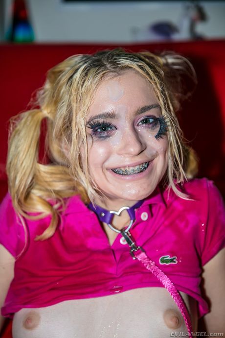 Blonde teenager Anastasia Knight dildoer hendes fisse før en vaginal knepper