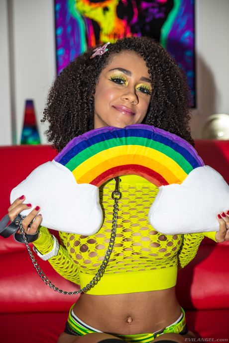 黑人美女 Ariana Aimes 獨自秀出她的大胸部和屁股