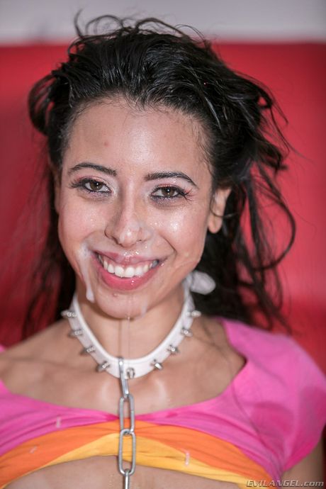 スキニーラティーナビクトリアバルガズはブライアンゴズリングに彼女の猫を舐められ、チンコをされる