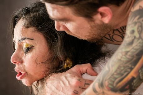 非常有吸引力的黑髮 Rose Darling 穿著性感短褲吸吮巨大的雞巴後被狠狠地操了