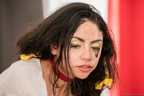 非常有吸引力的黑髮 Rose Darling 穿著性感短褲吸吮巨大的雞巴後被狠狠地操了