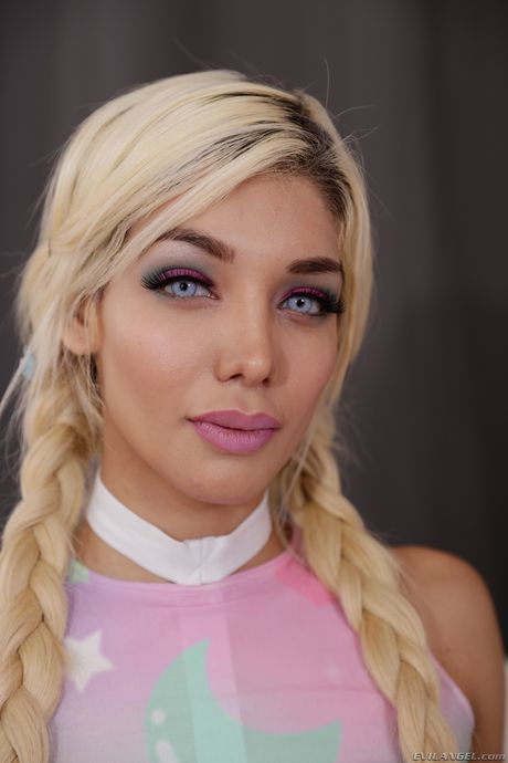 Pornostjerne Elizabeth Jolie får sin fisse boret hårdt af Bryan Gozzling